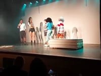 Amanda de Camponesa - peça Família Adams