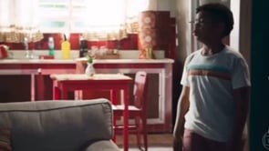 Lucas finge estar com febre para atrapalhar o encontro da mãe