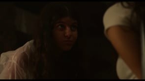 Cena do longa A Última Casa no Topo da Colina