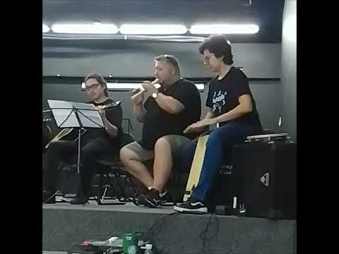 Cajón em Ação: Ritmo e Energia na Música "Cupido" ao Vivo no Teatro