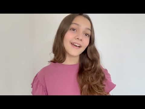 Giulia cantando "Você sempre será" de Marjorie Estiano