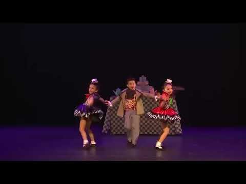 O Bom Desaniversário - Interprete com roupa laranja Sofia Louise