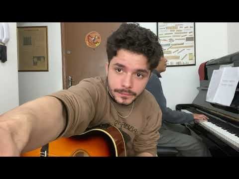 Vídeo cantando e tocando violão