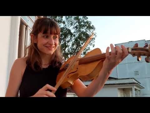 Lívia Feltre tocando rabeca