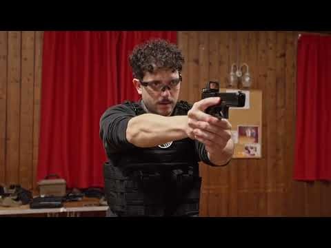 Cenas de ação: Curso de uso de arma para atores.