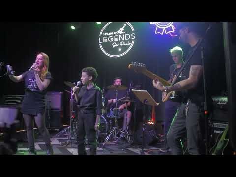 Gabriel se Apresentando pela Escola de Canto