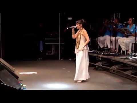 Mônica Feijó cantando samba