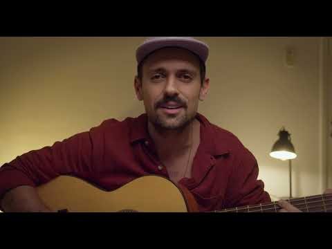 Hegon cantando e tocando violão