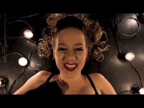 Giovanna Tortorello interpreta a música Fogueira de Ângela Roro