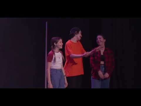 Gabi Amaral em cena em 13, o musical