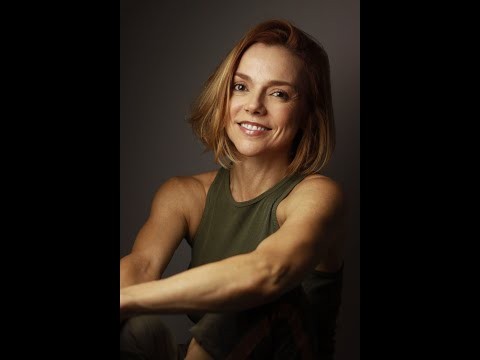 Apresentação . atriz Mari Lobo