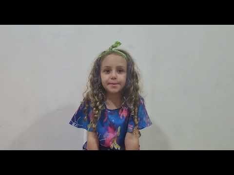 Julia se apresentando
