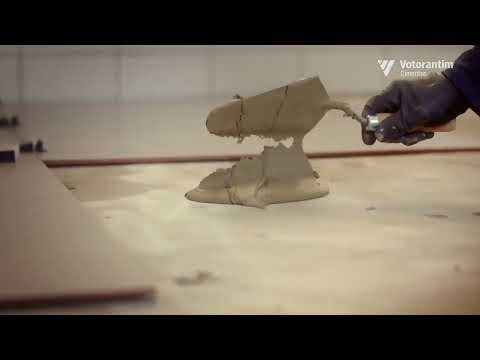 Aliu Coelho como pedreiro em propaganda.