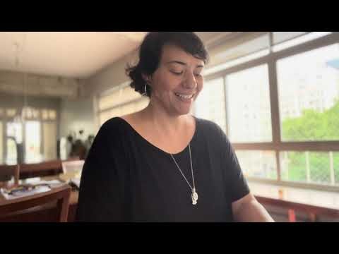 Tocando e cantando To Be Loved