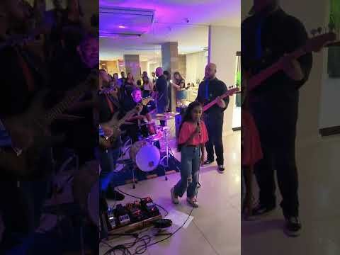 Giovanna Menino cantando "Deixa" em 24-05-2025