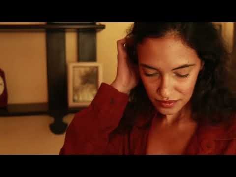 Cena cantada [plano sequência]