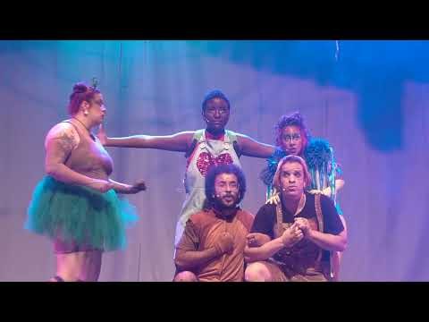 Cantando no Musical Menina Valente