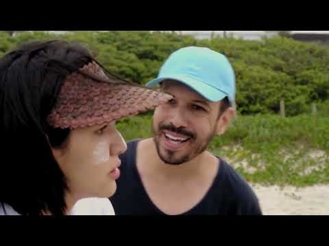 Cena do filme Meu Escritório é na Praia (2021)