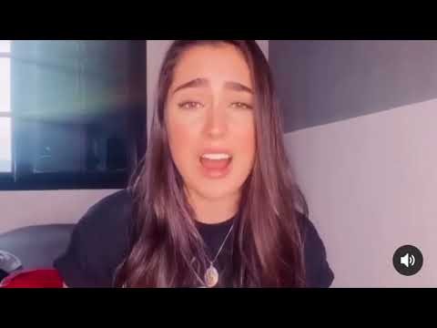 Vicky cantando em inglês