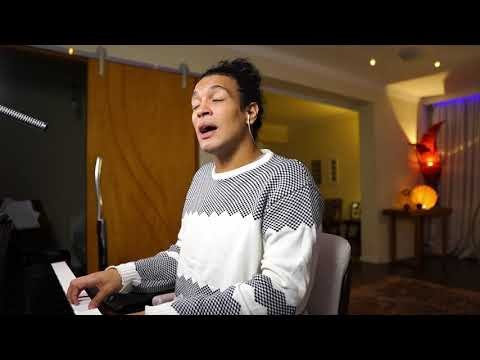 Cantando e tocando piano 2