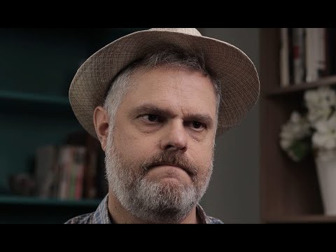 Zé Bentin batendo a cabeça