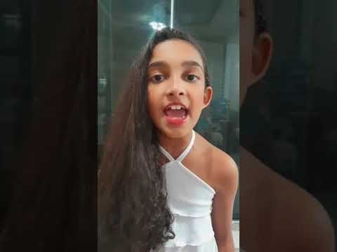 Giovanna Menino cantando Lindo Momento