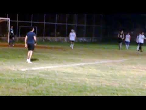 Jogando futebol