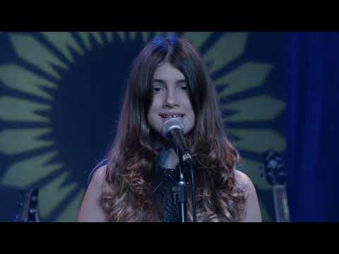 Gabi cantando em estúdio 