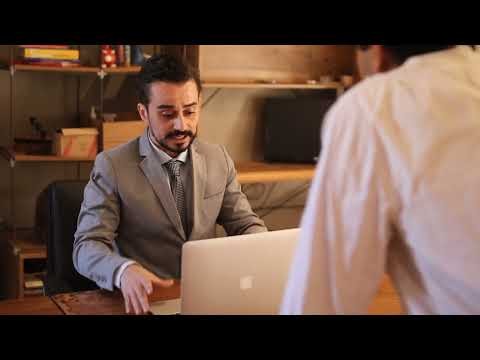 Empresário impaciente com funcionário novato