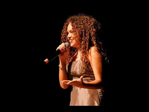 Luisa Pinheiro canta Força Estranha