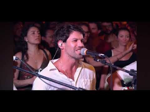 Leo Fontes cantando no Sambotica