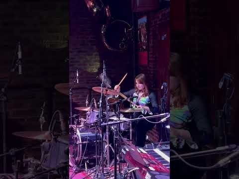 Aurora tocando Zoombie na bateria no bar Sgt Peppers